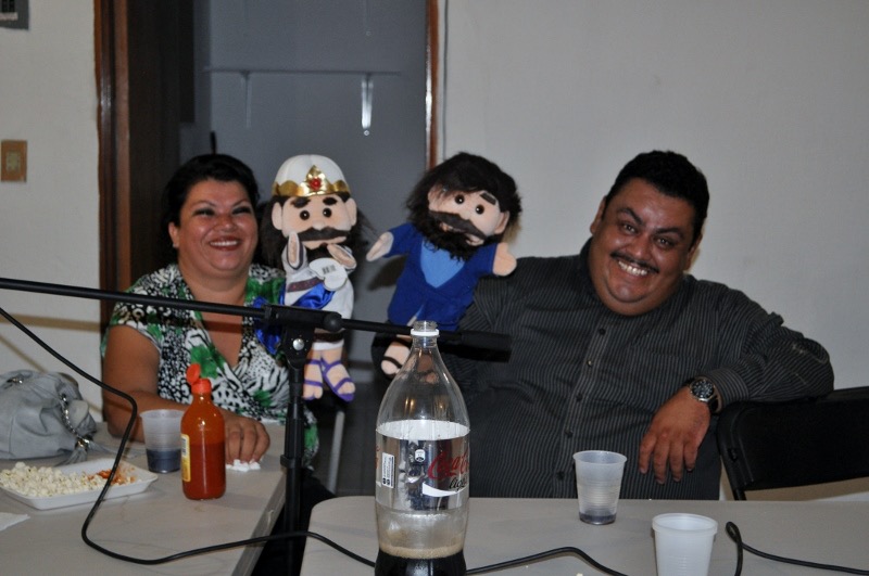 guille and pascual with puppets (800x531)